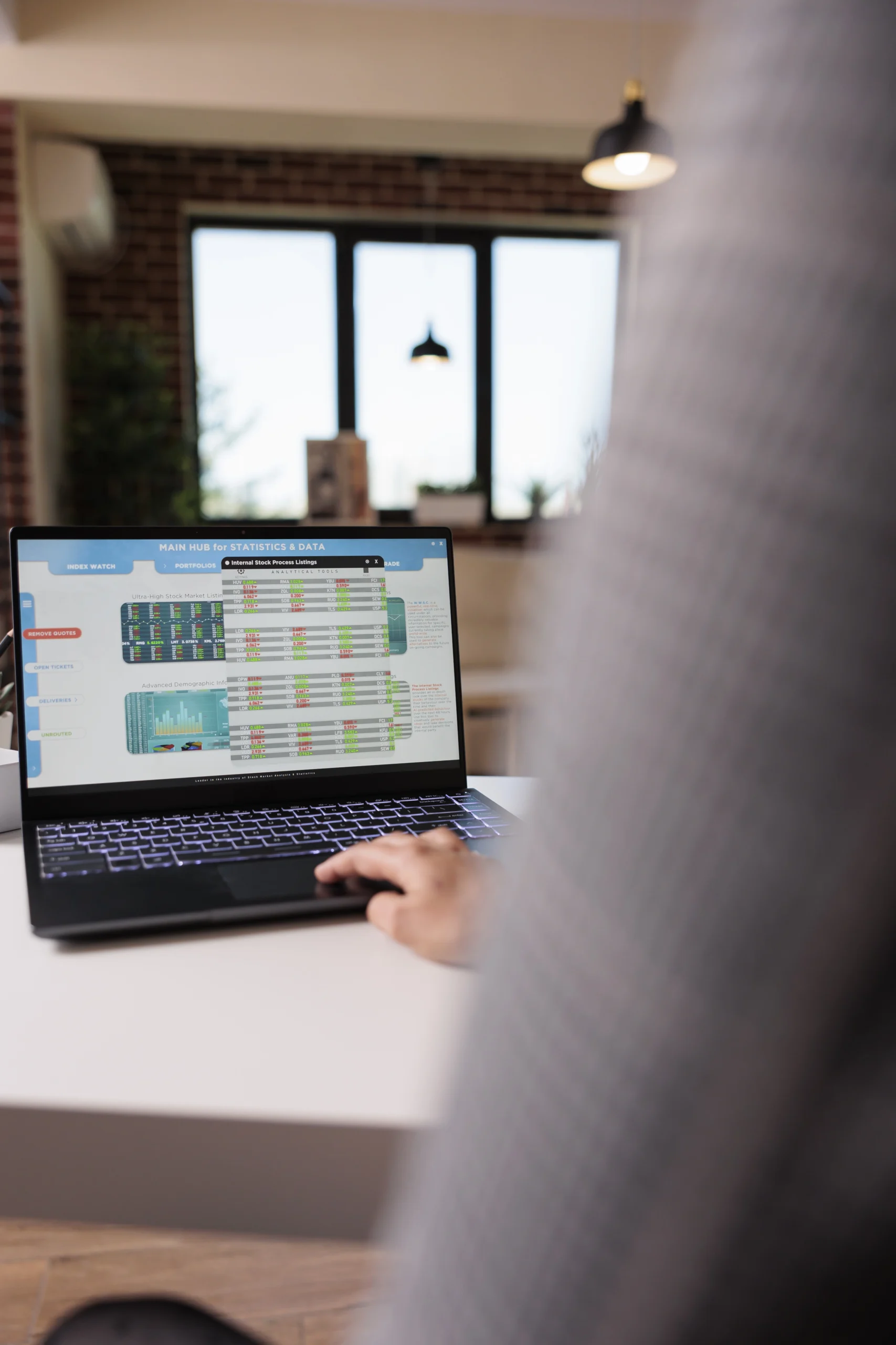 Analista revisando estadísticas y datos en una laptop. Ofrecemos soporte operativo y asistencia virtual para optimizar procesos.