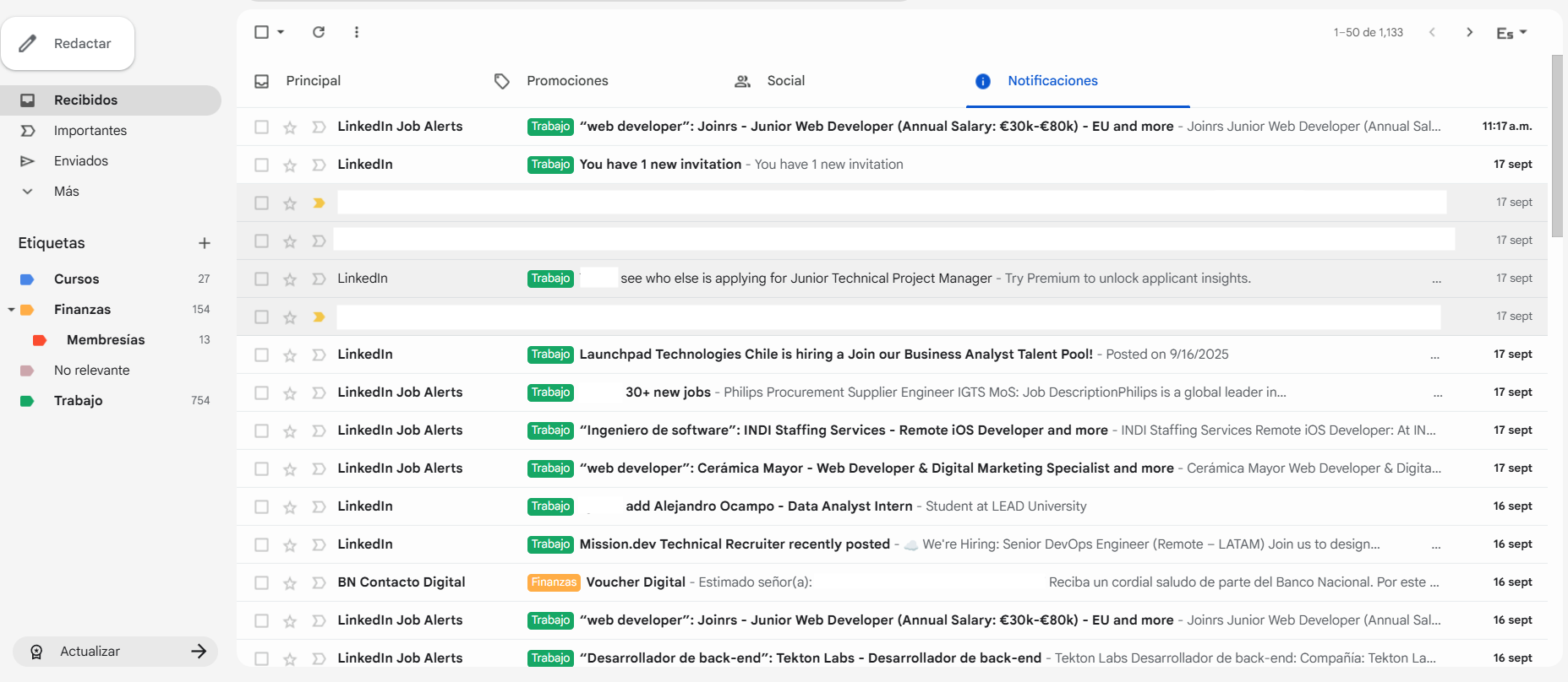 Servicio de organización de correo electrónico de NeoCore. Antes y después de una bandeja de entrada gestionada con filtros y categorías.